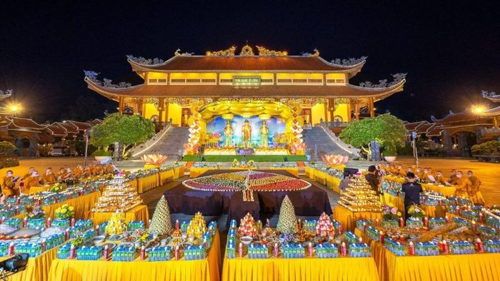 Để có thể trải nghiệm không khí linh thiêng và tham gia vào các hoạt động tại chùa Ba Vàng, du khách có thể đến vào dịp tổ chức lễ hội hoặc tham gia các khóa tu do chùa tổ chức hàng tháng.