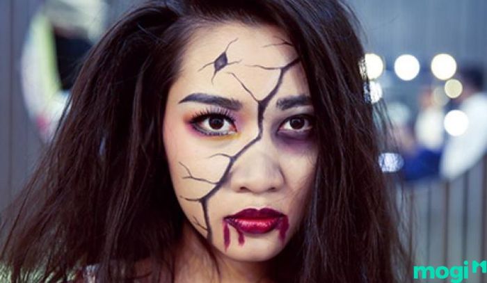 Khi hóa trang thành zombie cho Halloween, điều quan trọng nhất là phải tạo lớp trang điểm cho khuôn mặt thật ấn tượng.