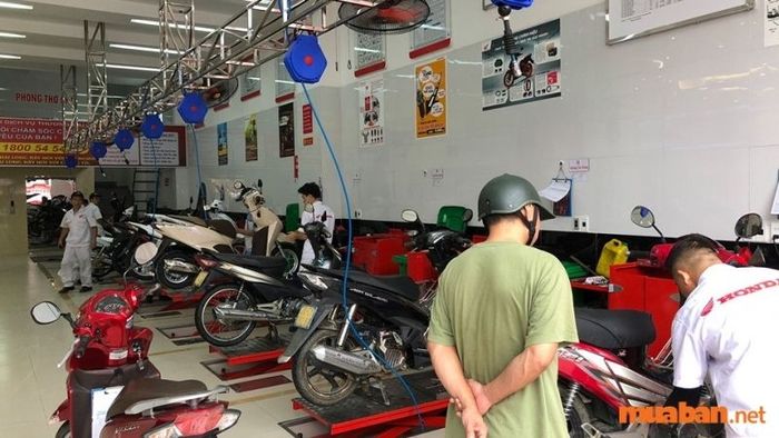 Hãy đưa xe đi bảo dưỡng định kỳ để kiểm tra tình trạng của ắc quy.