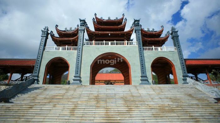 Kiến trúc của chùa Ba Vàng mang đậm nét đặc sắc, hòa quyện giữa vẻ uy nghiêm và tinh tế, tạo nên không gian linh thiêng cho người đến chiêm bái.