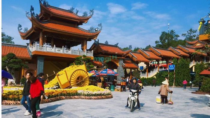 Thời gian lý tưởng nhất để tham quan chùa Ba Vàng Quảng Ninh là vào dịp đầu năm, đặc biệt là sau Tết Nguyên Đán, vào ngày 8 tháng Giêng âm lịch khi lễ hội chùa Ba Vàng được tổ chức, hoặc vào ngày 9/9 khi lễ hội hoa cúc diễn ra.