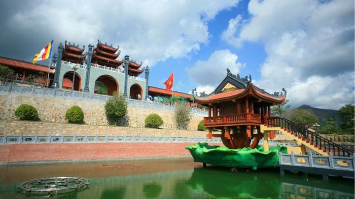 Kiến trúc độc đáo của chùa Ba Vàng tạo nên một ấn tượng mạnh mẽ, với sự kết hợp hài hòa giữa các yếu tố truyền thống và sáng tạo.