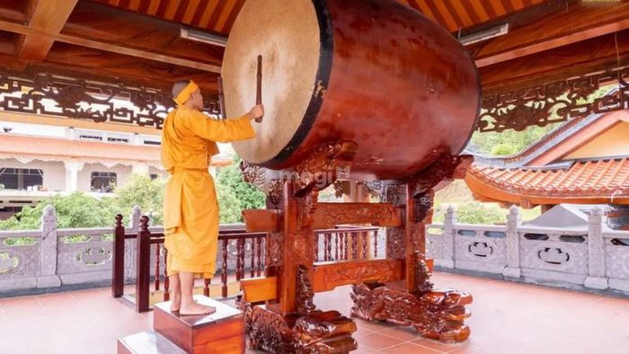 Kiến trúc tại chùa Ba Vàng thể hiện sự hòa quyện giữa nghệ thuật và giáo lý Phật giáo, đặc biệt là tại Lầu Chuông, nơi chiêm bái và nghe tiếng chuông ngân vọng.