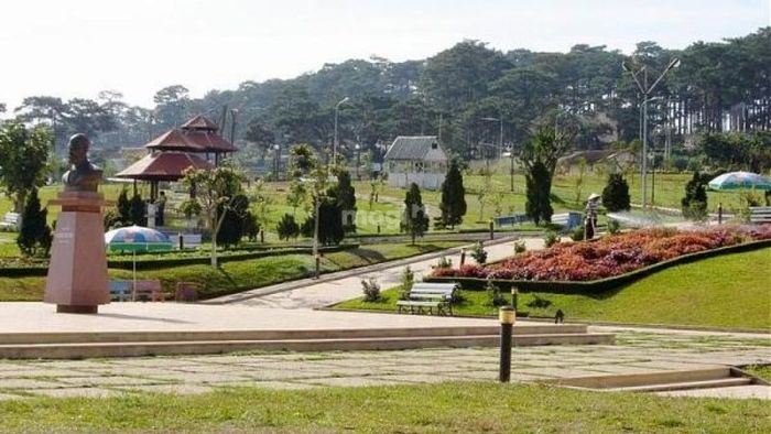 Tản bộ tại công viên Yersin Đà Lạt – Nguồn ảnh: Sưu tầm