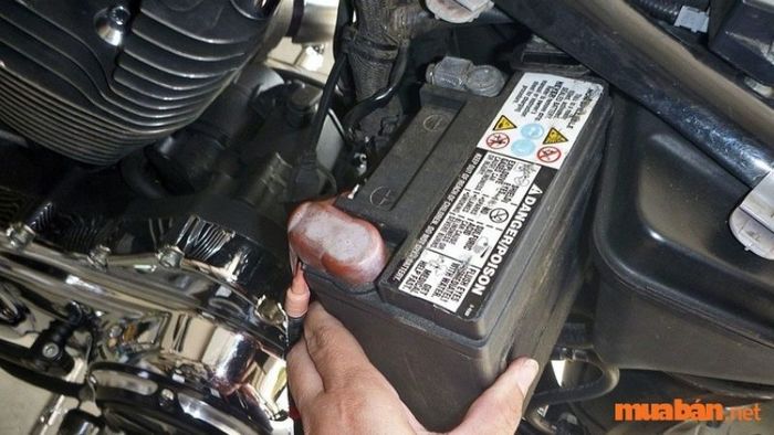 Thời gian cần để sạc bình xe máy phụ thuộc vào dung lượng của bình và cường độ dòng điện bạn sử dụng.