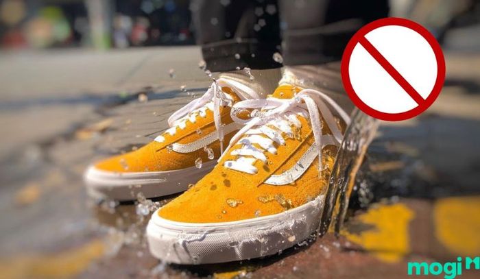 Điều quan trọng khi chăm sóc giày da lộn là duy trì việc vệ sinh giày thường xuyên để giày luôn trong tình trạng tốt nhất.