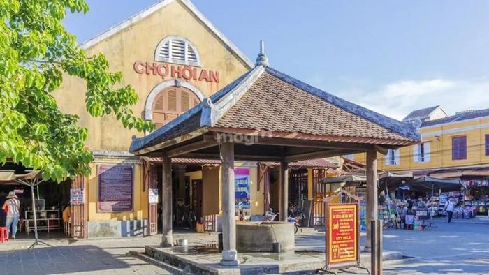 Khám phá không gian bên ngoài chợ Hội An – Nguồn: Internet