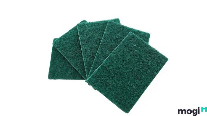 Hướng dẫn vệ sinh giày da lộn bằng miếng chà nồi