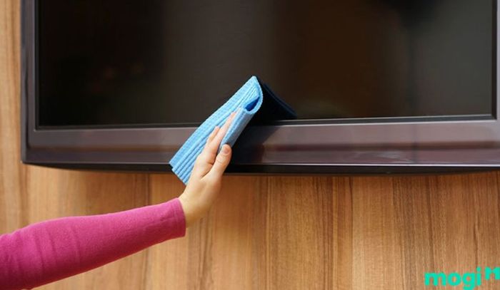 Để vệ sinh viền màn hình, chỉ cần dùng khăn ướt lau dọc theo viền màn hình.
