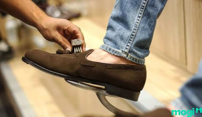 Giày da lộn nên được vệ sinh theo cách khô, không nên giặt trực tiếp với nước.
