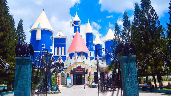 Khám phá Lâu đài kinh dị và đối mặt với chúa tể Dracula