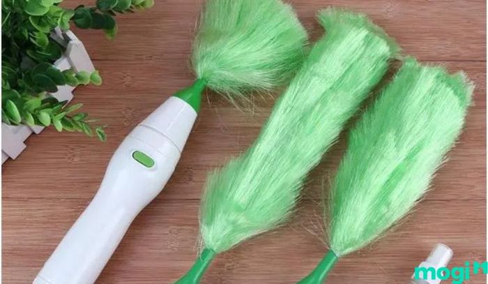 Chổi quét có thể làm sạch mọi khe hở và góc cạnh trên màn hình tivi một cách hiệu quả.