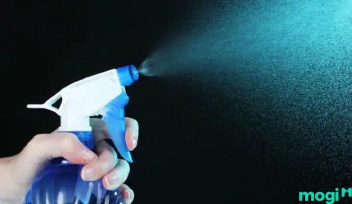 Nhiều người tin dùng nước lau kính như một phương pháp để làm sạch màn hình tivi hiệu quả