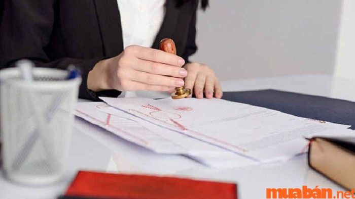 Tiến hành công chứng giấy tờ chuyển nhượng xe