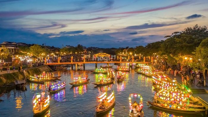 Khung cảnh Phố cổ Hội An lung linh về đêm trên sông Hoài – Nguồn: Internet