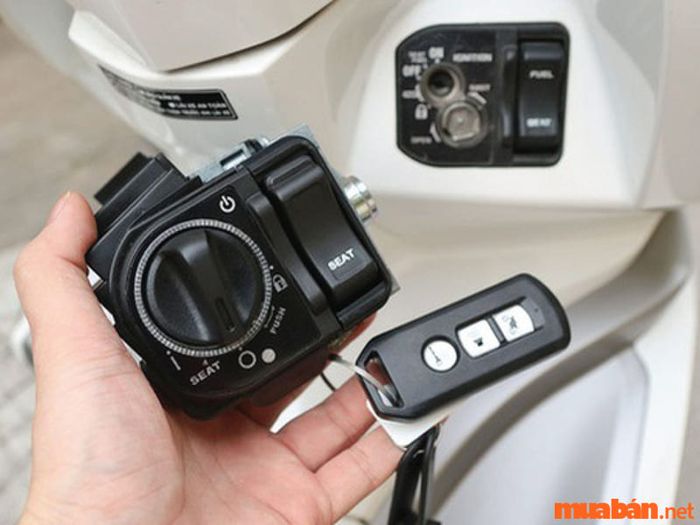 Một cách để giải quyết tình huống mất chìa khóa xe máy là đến các tiệm sửa chữa để thay ổ khóa xe mới.