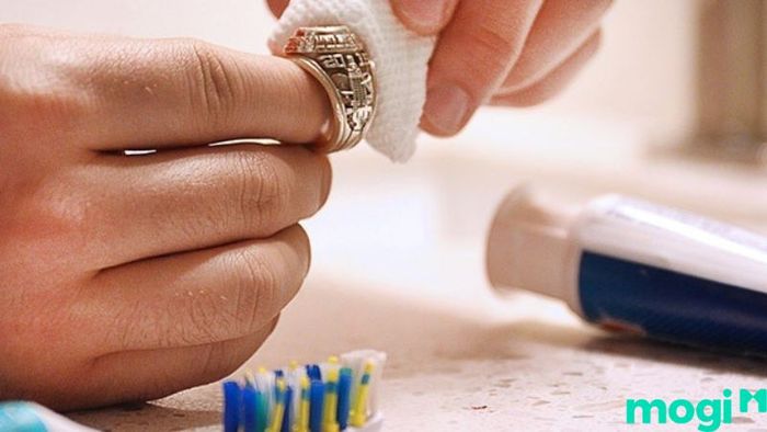 Cách làm sáng bạc bằng kem đánh răng