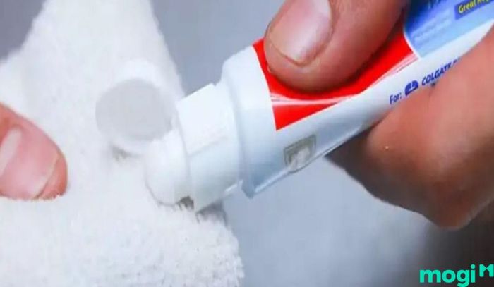 Các chuyên gia khuyến cáo không nên dùng kem đánh răng để vệ sinh màn hình tivi.