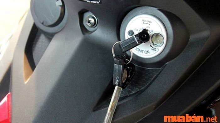 Đối với xe có ổ khóa 4 mặt vít, cách xử lý đơn giản hơn rất nhiều.