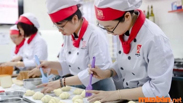 Sau khi hoàn thành khóa học làm bánh, bạn có thể tìm việc tại các nhà hàng hoặc tự mở cửa hàng bánh riêng, tạo dựng sự nghiệp vững chắc.