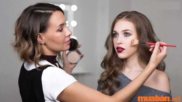 Nghề trang điểm chuyên nghiệp là một ngành nghề hấp dẫn mà bạn nên cân nhắc nếu đang tìm kiếm một hướng đi ổn định và thu nhập tốt trong tương lai.