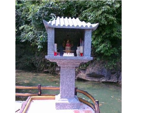 Cây hương ngoài trời thờ ai?