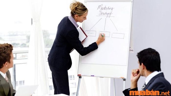 Con gái nên chọn nghề gì để phát triển khả năng tư duy và sáng tạo? Nhân viên Marketing là sự lựa chọn tuyệt vời.