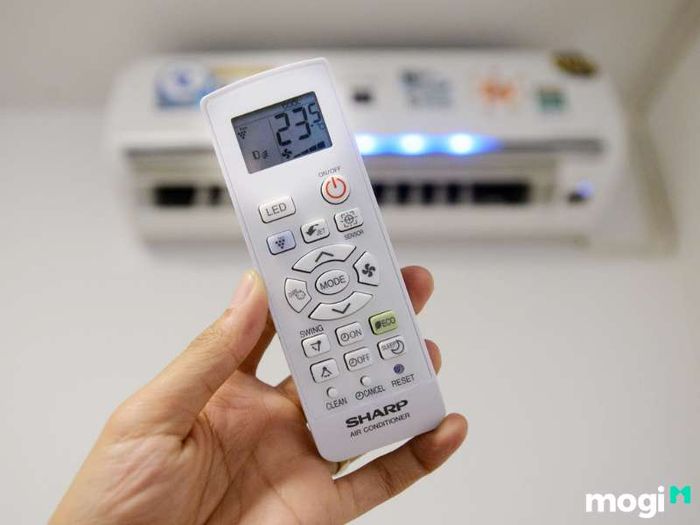 Máy lạnh phát ra mùi hôi