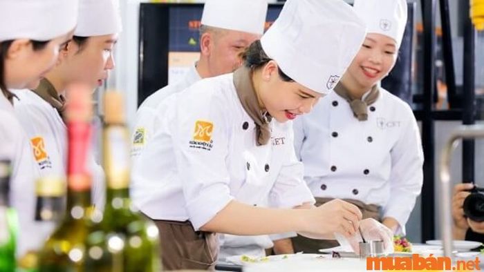 Các bạn gái không cần phải có bằng cấp vẫn có thể theo đuổi nghề đầu bếp tại các trường dạy nghề và có cơ hội thăng tiến trong ngành ẩm thực.