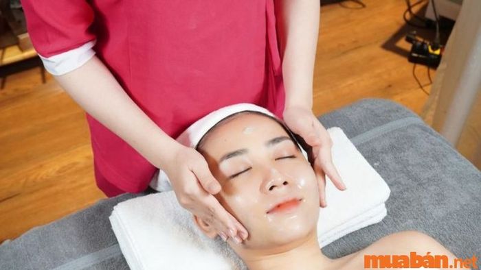 Nghề spa, thẩm mỹ hiện đang là sự lựa chọn phổ biến của nhiều cô gái không có bằng cấp, nhờ vào thời gian học ngắn và cơ hội nghề nghiệp rộng mở.