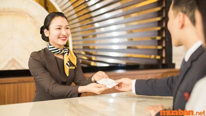 Nếu bạn muốn làm lễ tân, không cần phải có bằng cấp cao, chỉ cần sở hữu kỹ năng giao tiếp tốt và kiến thức chuyên môn.