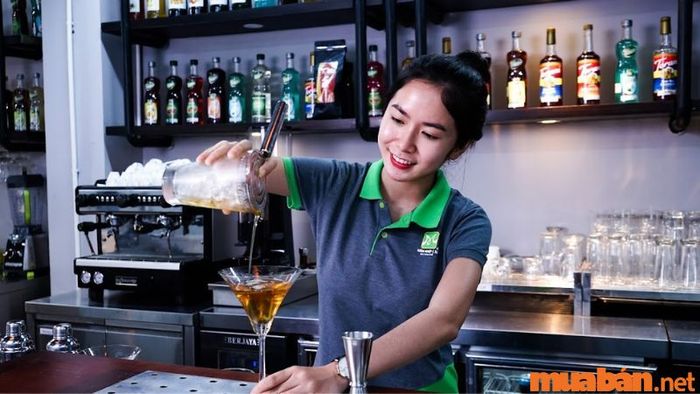 Pha chế là một nghề lý tưởng với thời gian học nhanh chóng và mức lương cao, tạo ra nhiều cơ hội nghề nghiệp thú vị.