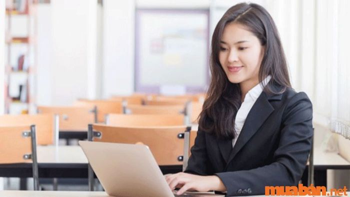 Con gái nên học nghề gì để có một công việc ổn định trong tương lai - Nhân viên văn phòng là một lựa chọn lý tưởng dành cho phái nữ.