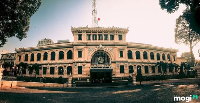 Bưu điện Thành phố Hồ Chí Minh là công trình do thực dân Pháp xây dựng.