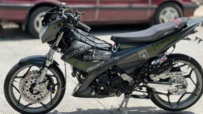 Xe Raider độ full màu đen, thể hiện sức mạnh và phong cách cực kỳ ấn tượng.