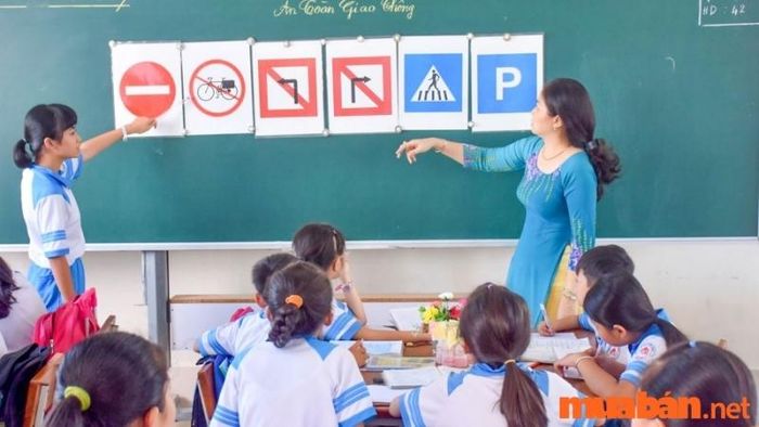Đưa chương trình giảng dạy an toàn giao thông vào trong chương trình học của các trường