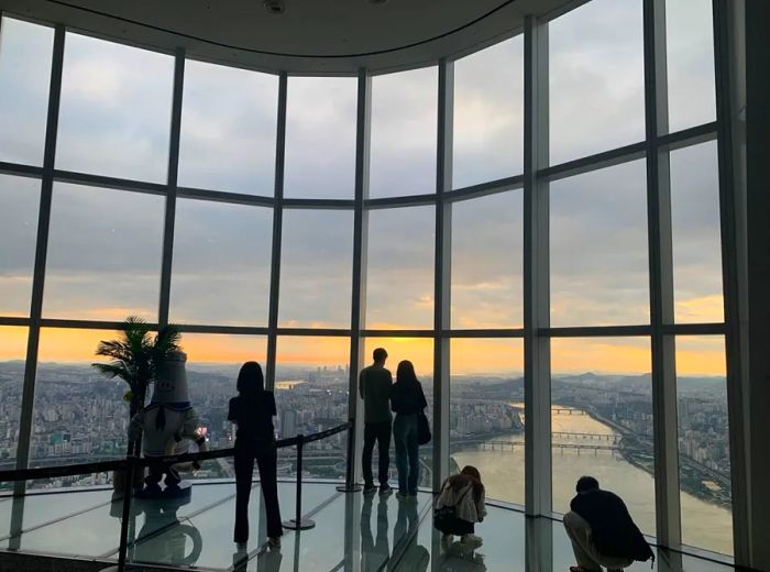 The Sky Deck, located on the 118th floor of Seoul Sky, features a glass floor.