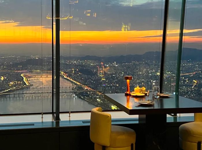 The window seats at the 123F Lounge offer expansive views of the Han River in Seoul.