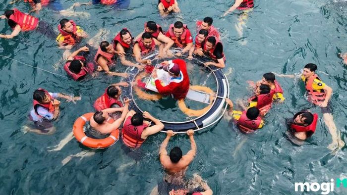 Khám phá các bar nổi giữa biển