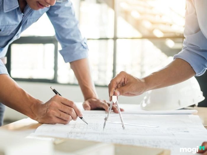 Kiến trúc sư đưa ra các giải pháp thiết kế cho khách hàng có nhu cầu xây dựng công trình.
