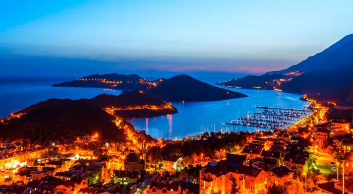 By night, the town buzzes with energy as restaurants offer everything from traditional Turkish dishes to fresh seafood and even plant-based options.