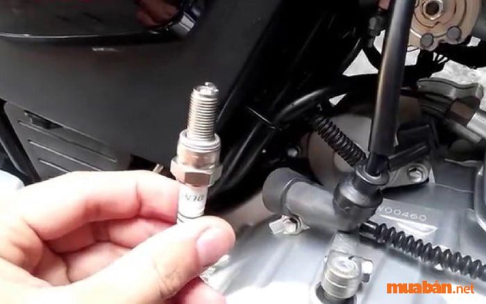 Xe Lead không khởi động được do bugi bị hỏng hoặc ướt.