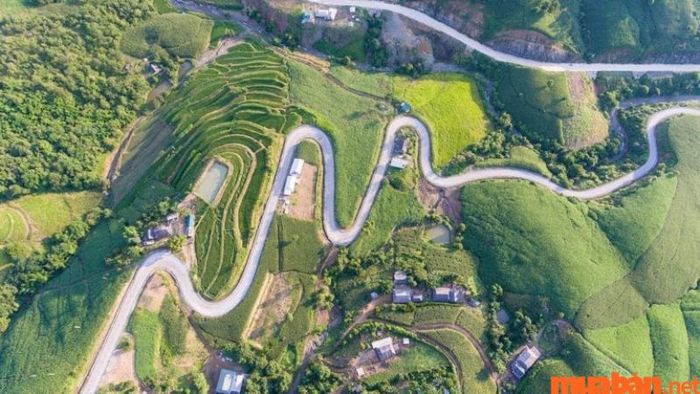 Con đường lên Tà Xùa rất dốc và ngoằn ngoèo