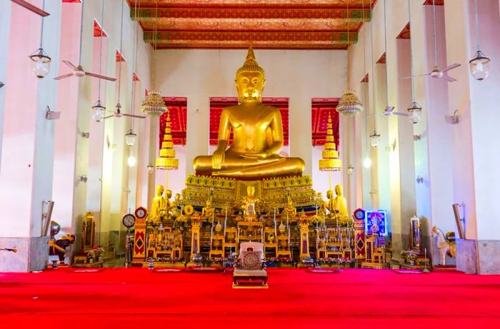 Wat Mahathat Yuwaratrangsarit offers free meditation sessions for foreign visitors.