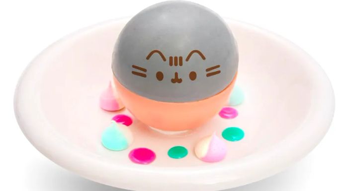 This Pusheen dessert contains even more surprises inside.