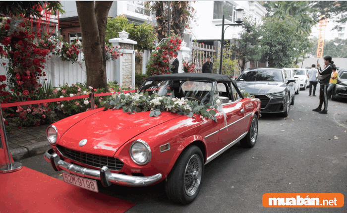 Fiat 124 Sport Spider là một chiếc xe thể thao mui trần 4 chỗ ngồi, với giá bán không quá cao so với các mẫu xe tương tự.