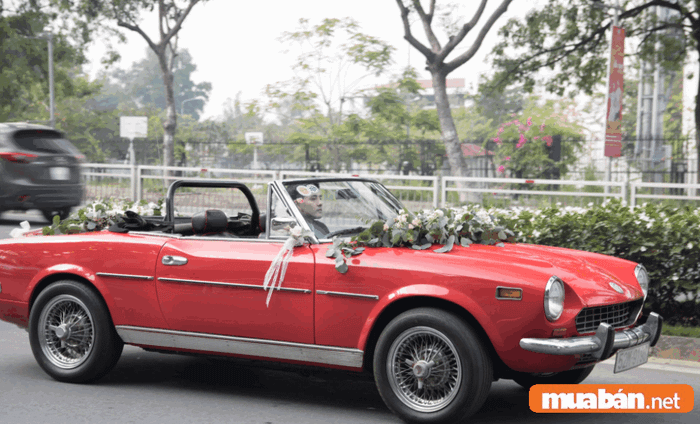 Fiat 124 Sport Spider sở hữu mui mềm có thể gấp lại hoặc mở ra bằng tay, tạo cảm giác thú vị khi sử dụng.