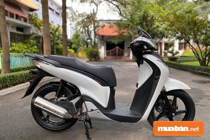 Bảng đồng hồ cung cấp thông tin rõ ràng về công tơ mét, tốc độ, hệ thống đèn xi-nhan, đèn báo xăng và nhiều thông tin khác khi di chuyển.