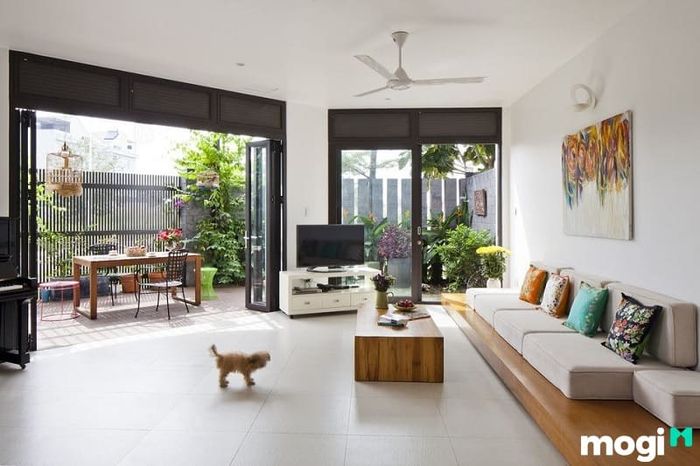 Nếu cửa chính không hợp với tuổi gia chủ, bạn có thể chọn xây thêm cửa phụ hướng hợp với tuổi của mình để khắc phục.