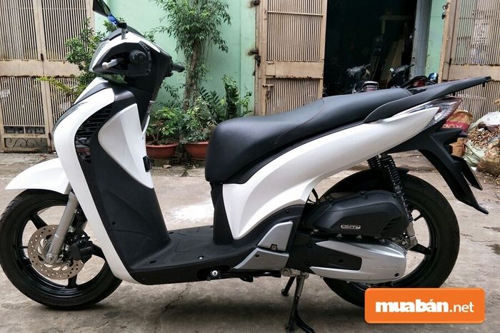 Sàn để chân của SH Ý 2019 đã được cải tiến với thiết kế rộng rãi hơn so với các đời xe trước, mang lại sự tiện nghi và linh hoạt cho người sử dụng.